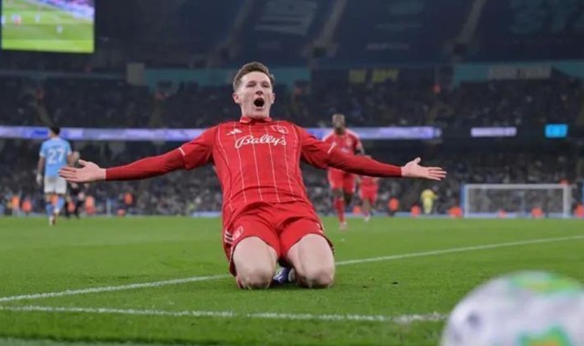 开云体育官方网-英超争冠再起波澜！保级队化身冠军判官，从曼城手中抢走关键一分