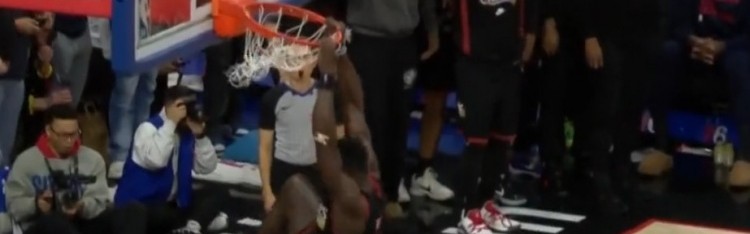 开云体育官方网址-神兵天降！马克西三分不中 博纳一飞冲天双手暴力补扣追平比分