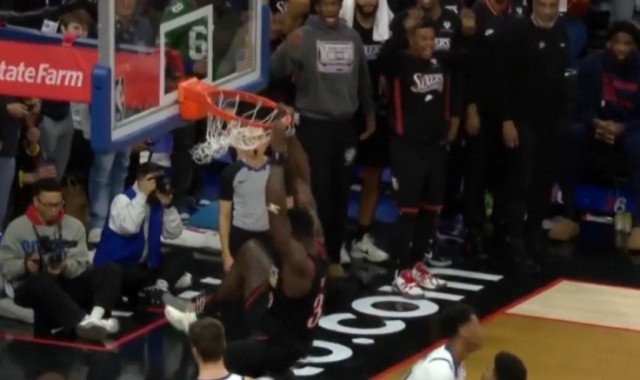 开云体育官方网址-神兵天降！马克西三分不中 博纳一飞冲天双手暴力补扣追平比分