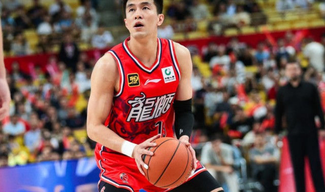 开云体育网页版入口-突发！郭艾伦突破左膝受伤痛苦倒地翻滚 被担架车给推下场