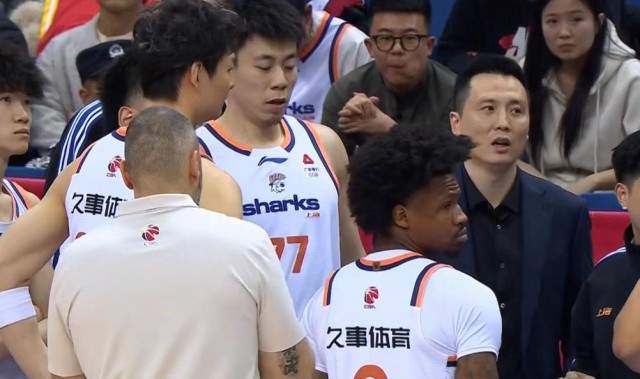 开云体育网页版入口-单节33-8，上海男篮轻取青岛豪取八连胜，王哲林21+8，王睿泽低迷