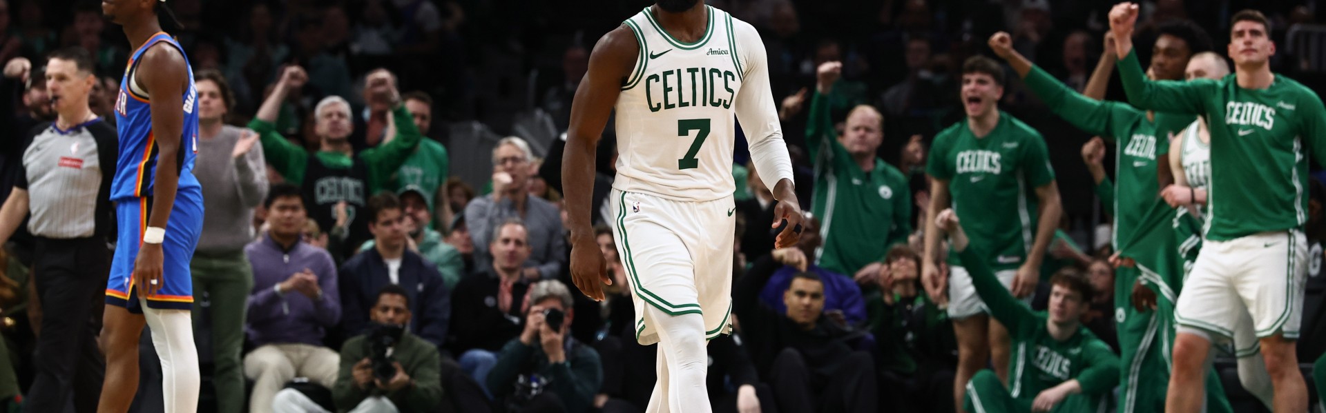 就是硬！杰伦·布朗单赛季得分突破2000 生涯首次&amp;队史第8人！