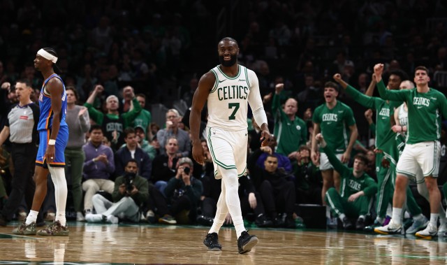 就是硬！杰伦·布朗单赛季得分突破2000 生涯首次&amp;队史第8人！