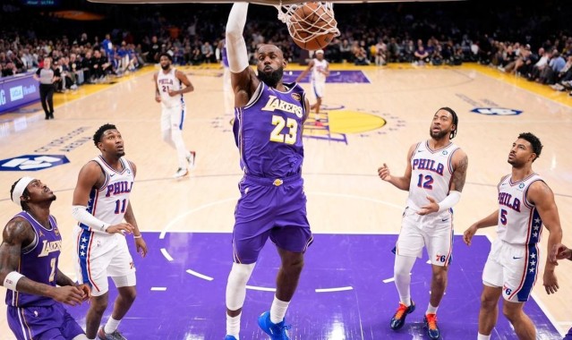 詹姆斯17+10创NBA历史第1神迹，湖人逆转76人！里夫斯35+6创纪录