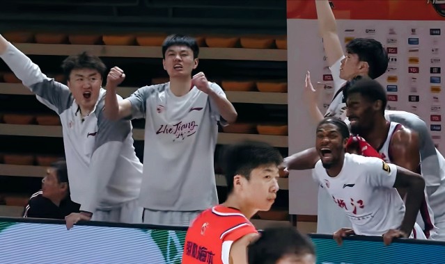 开云体育官方网址-意外35分惨败！终结3连胜，CBA焦点1战，郭士强现场叹气难掩失望