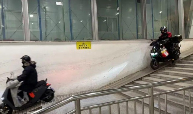 开云体育网页版入口-“简直是拿命在开玩笑！”上海一地道，一个个直接冲下坡道呼啸而过，太危险了