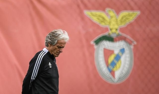 开云体育官方网-曾力压巴萨却难逃下课 本菲卡主帅被“联手做掉”