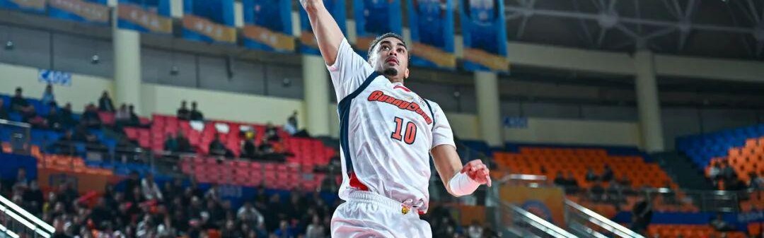 Kaiyun Sports-开云体育-下半场进攻乏力，华南虎客场憾负新疆