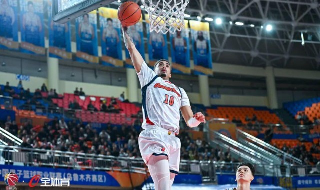 Kaiyun Sports-开云体育-下半场进攻乏力，华南虎客场憾负新疆