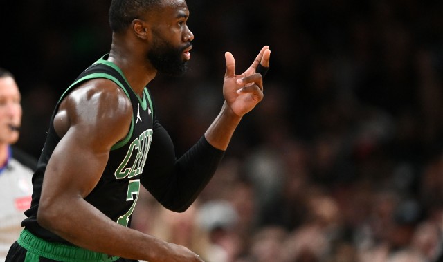 开云体育官方网址-调整一下手感！杰伦·布朗半场中投不准&amp;两分球仅9中2